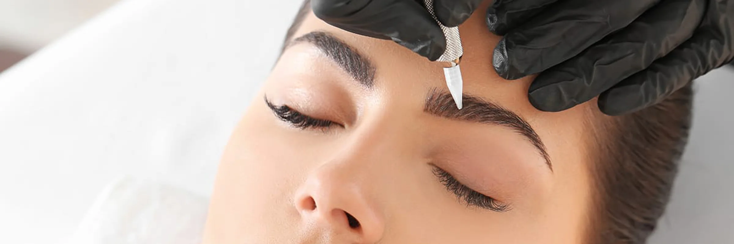 Junge Frau im Schönheitssalon für Permanent-Makeup